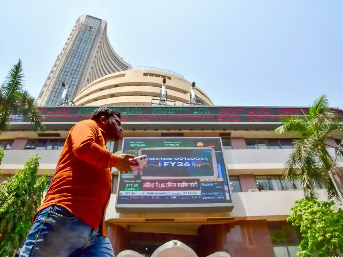 Stock Market Live: निफ्टी 25,100 पार, सेंसेक्स 82,000 से ऊपर – किसे हुआ फायदा, किसे नुकसान?